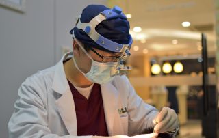 Which is best: dental implants or dentures?